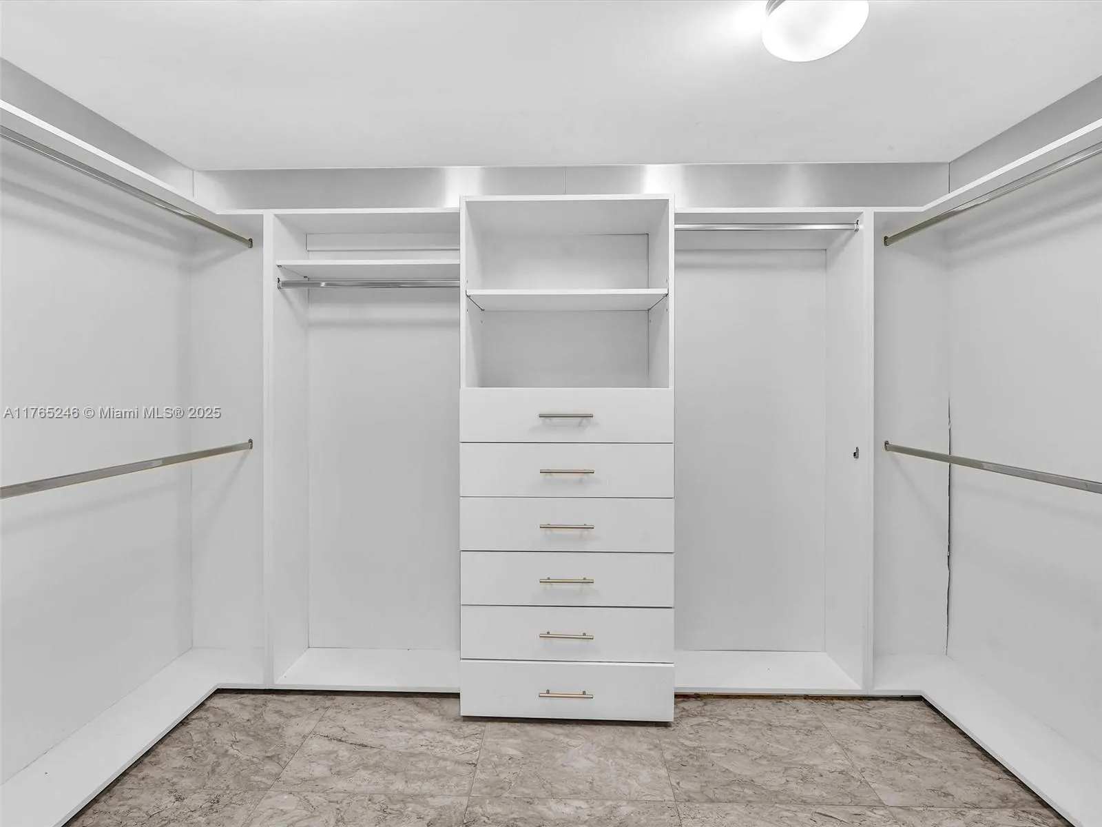 Aventura, Florida 33160, United States, 2 Bedrooms Bedrooms, ,2 BathroomsBathrooms,Residential,Active,105903