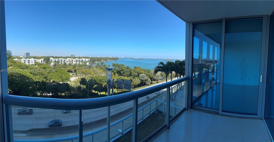 Unobstructed water view to bay, downtown and Miami beach. Large 2/2.5 Unit features 2 heated pools, spa,
gym, valet, elevators, Italian kitchen cabinets. This unit has porcelanato floors. Just 5 minutes from downtown.
Will not last!