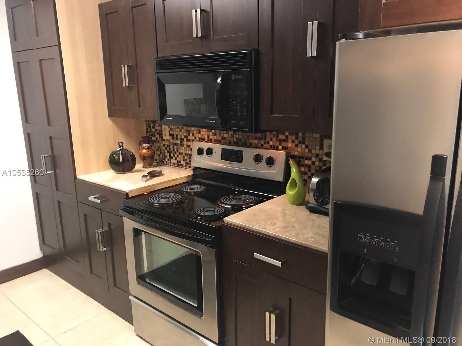 BEAUTIFUL UNIT WITH 2 BEDROOMS 2 BATHS, GATED COMMUNITY, MODERN KITCHEN & BALCONY, SPACIOUS LIVING AREAS, HIGH CEILINGS, COMMUNITY OFFERS POOL, CLUBHOUSE, EXERCISE ROOM, TENNIS. WALKING DISTANCE TO SCHOOLS AND SHOPPING CENTERS.
