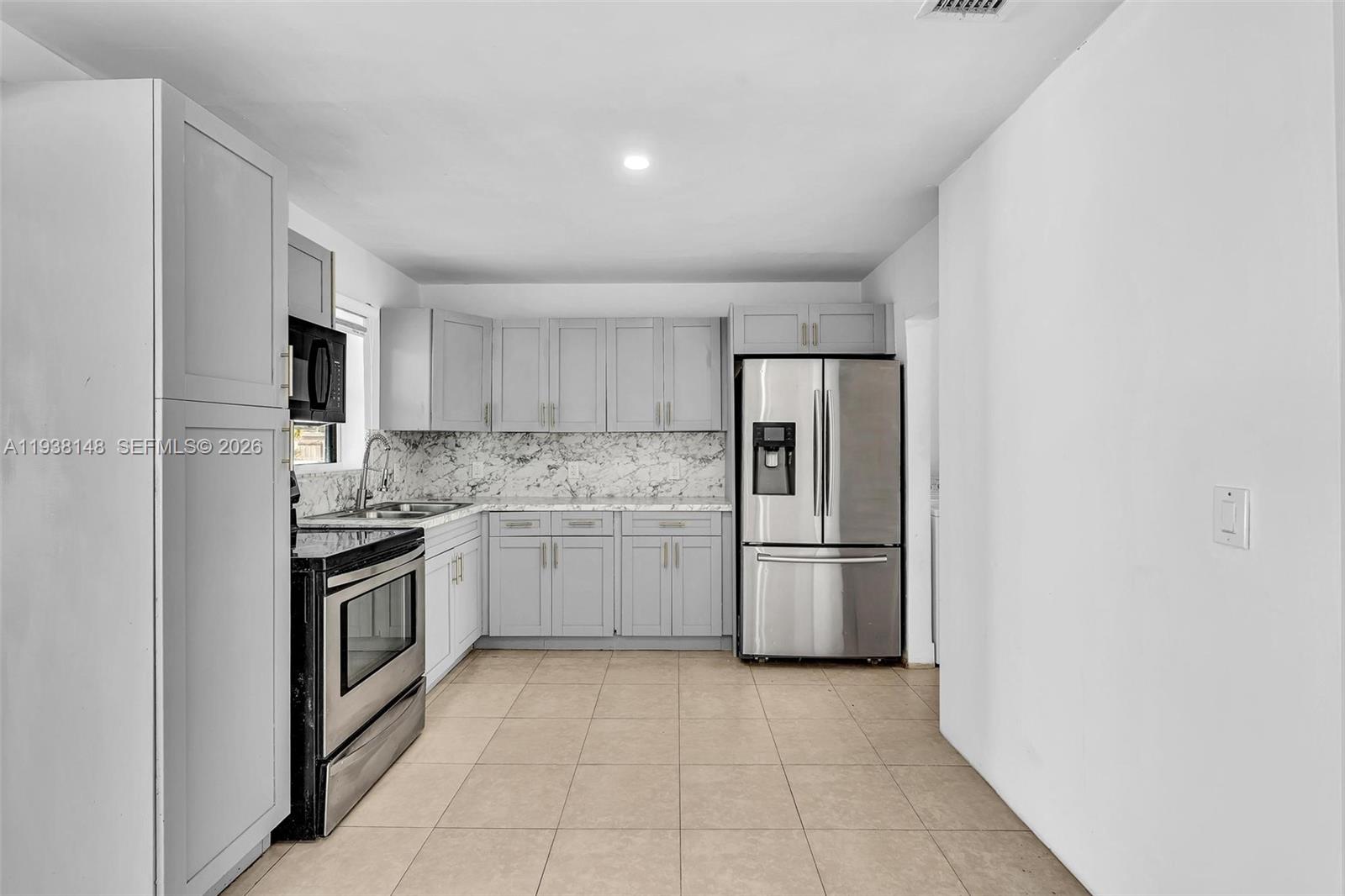 HOLLYWOOD COUNTRY ESTATES - Residential