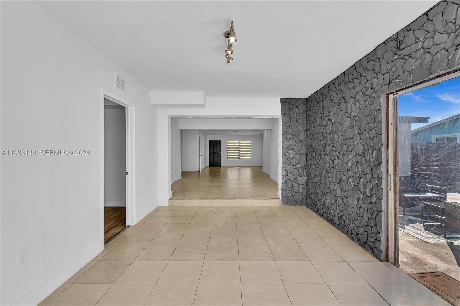 HOLLYWOOD COUNTRY ESTATES - Residential