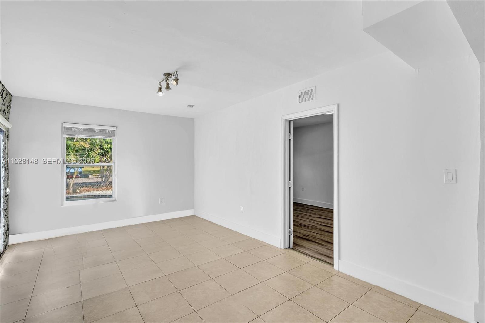 HOLLYWOOD COUNTRY ESTATES - Residential