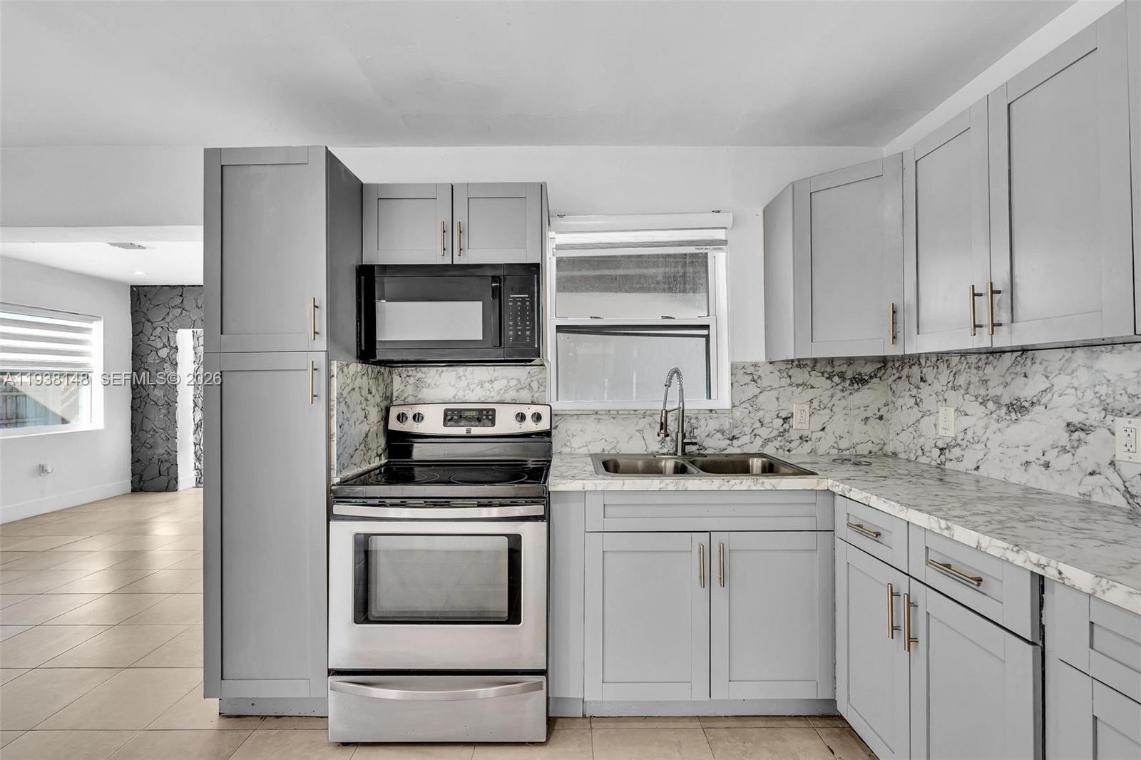 HOLLYWOOD COUNTRY ESTATES - Residential