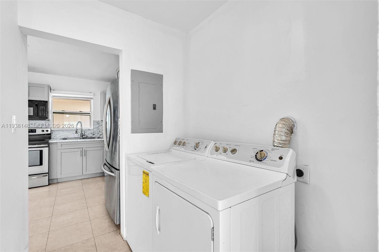 HOLLYWOOD COUNTRY ESTATES - Residential