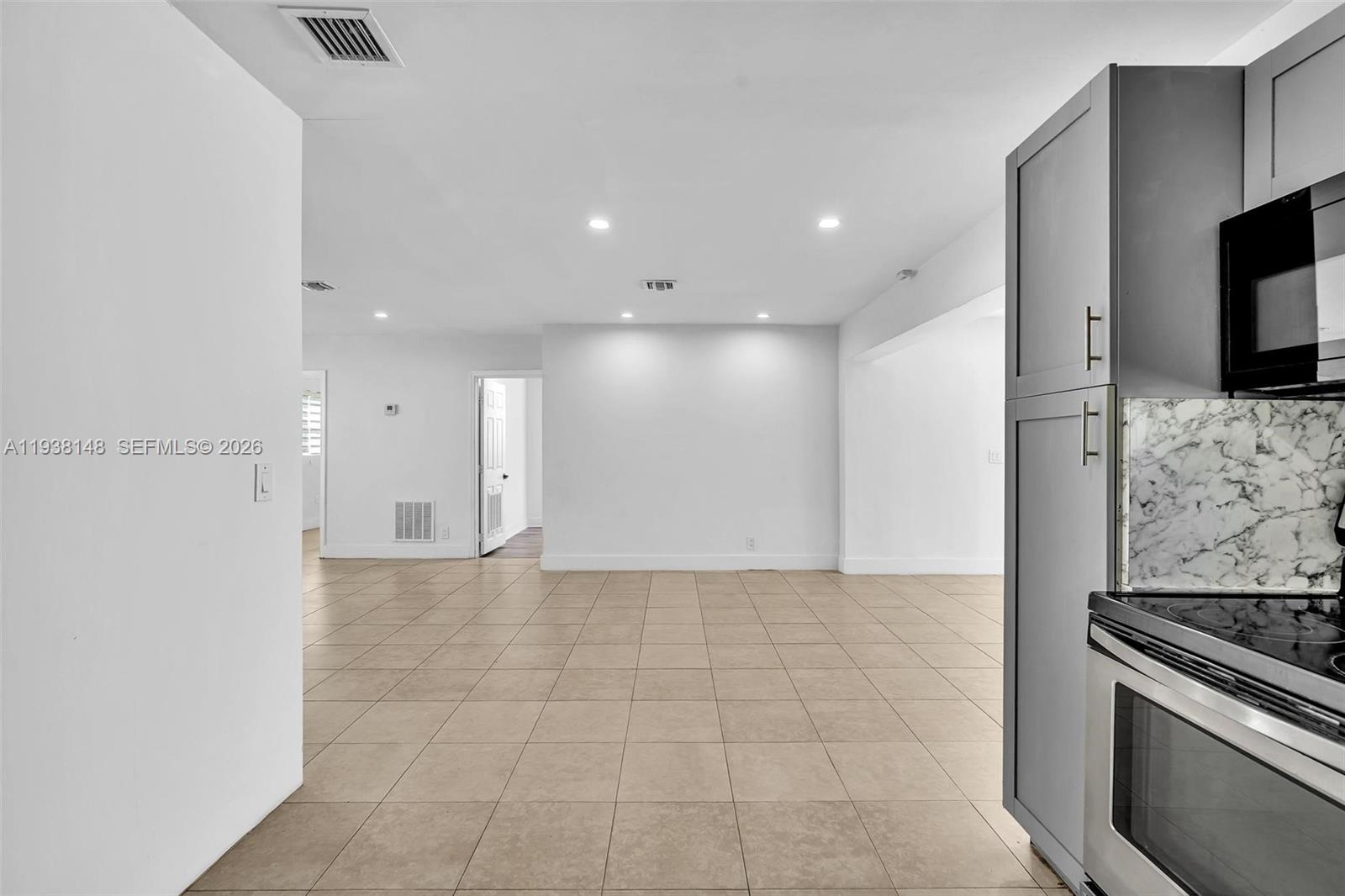 HOLLYWOOD COUNTRY ESTATES - Residential