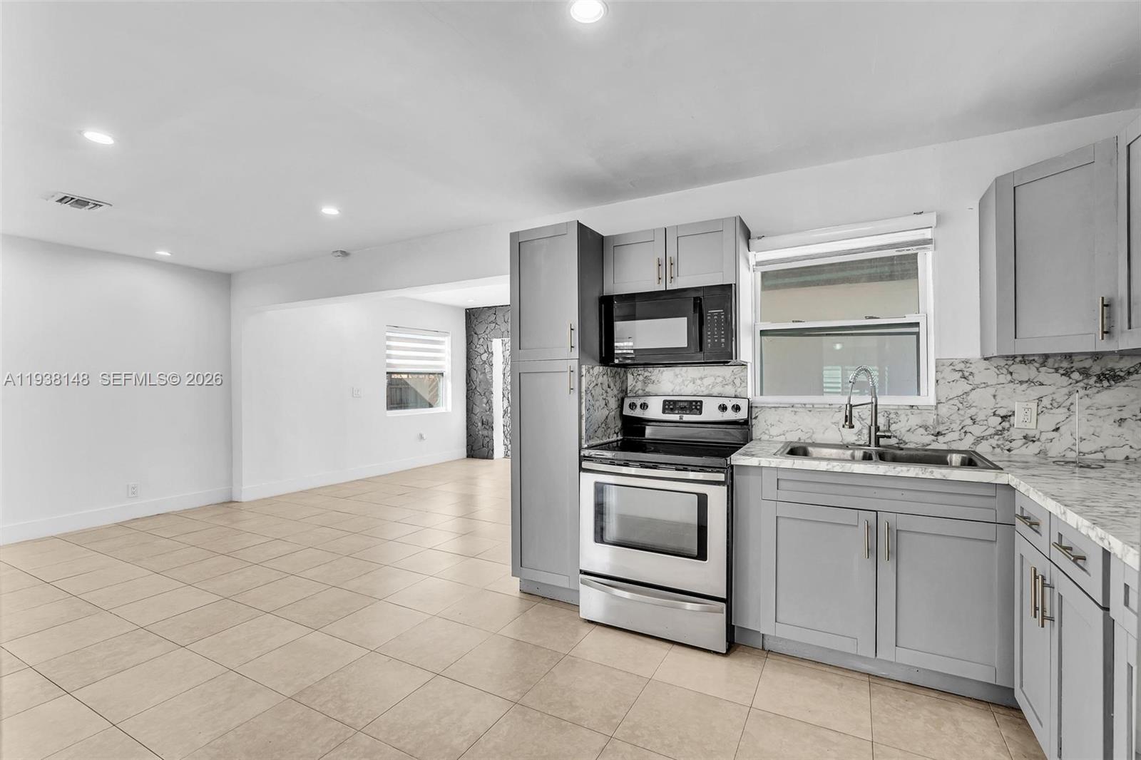 HOLLYWOOD COUNTRY ESTATES - Residential