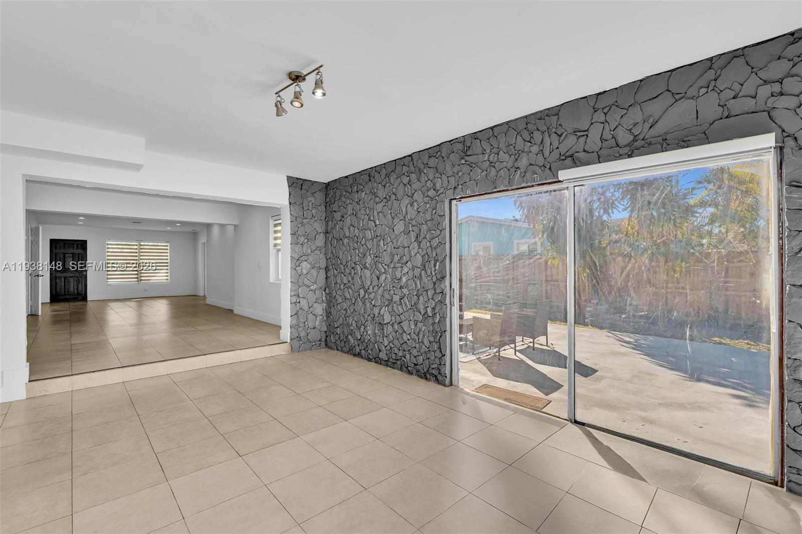 HOLLYWOOD COUNTRY ESTATES - Residential