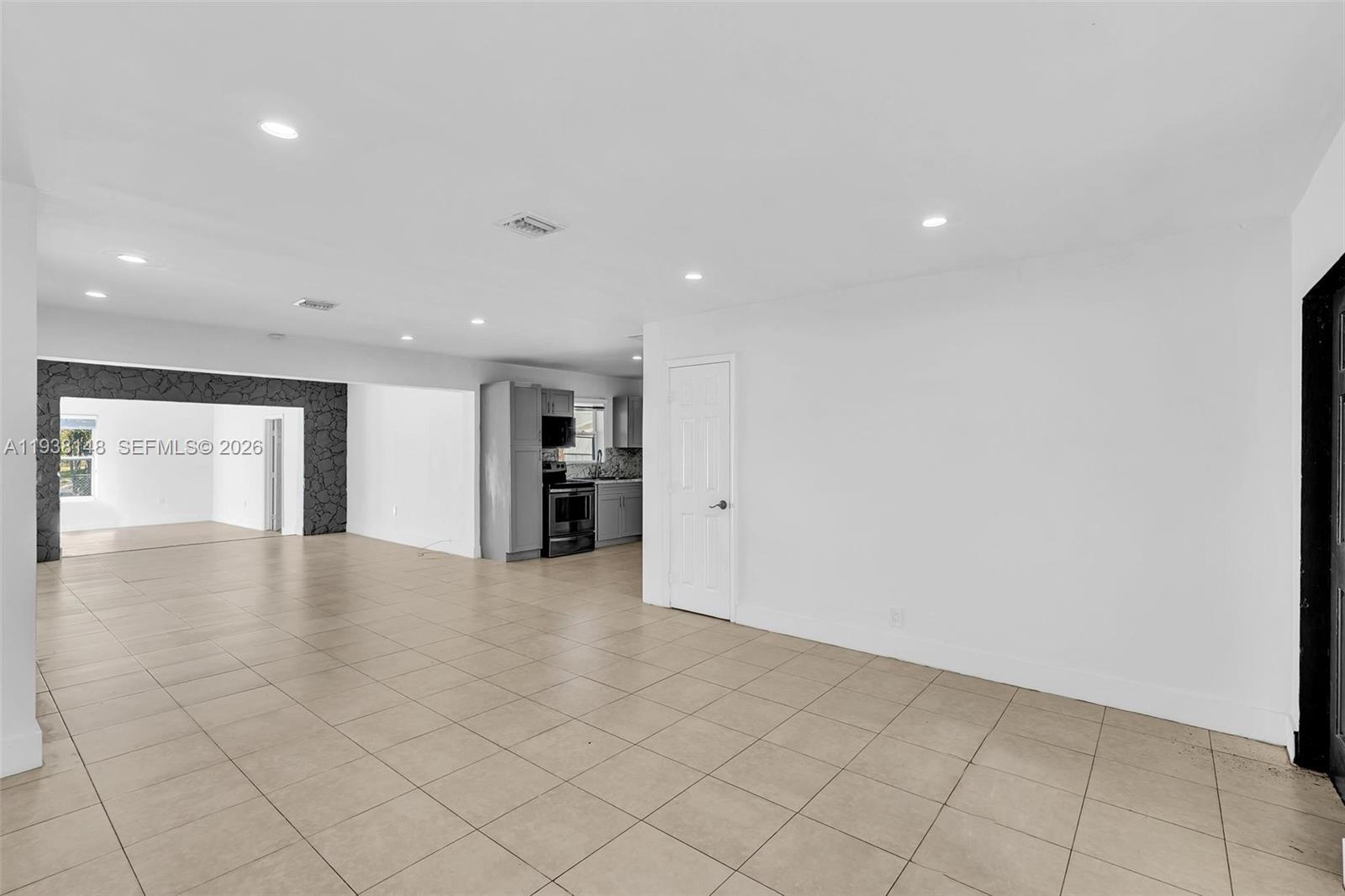 HOLLYWOOD COUNTRY ESTATES - Residential