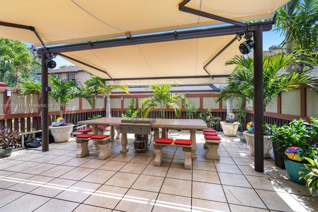 VALENCIA TOWNHOMES - Residential