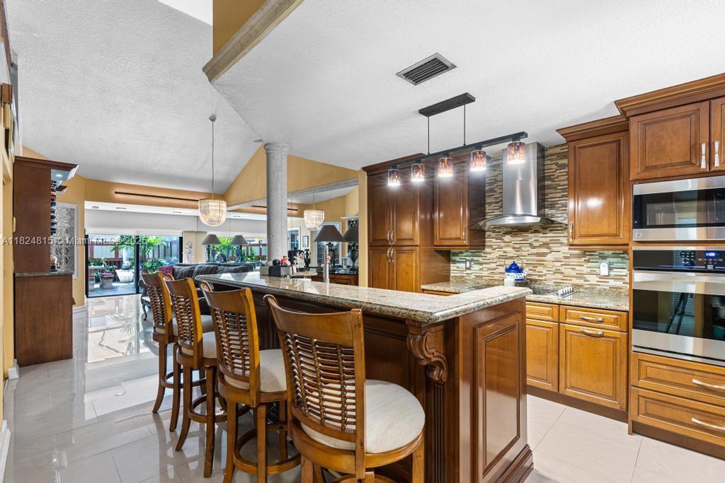 VALENCIA TOWNHOMES - Residential