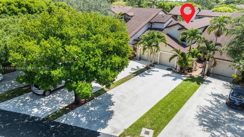 VALENCIA TOWNHOMES - Residential