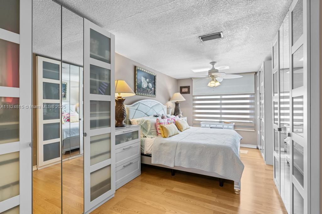 VALENCIA TOWNHOMES - Residential