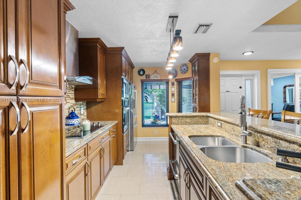 VALENCIA TOWNHOMES - Residential