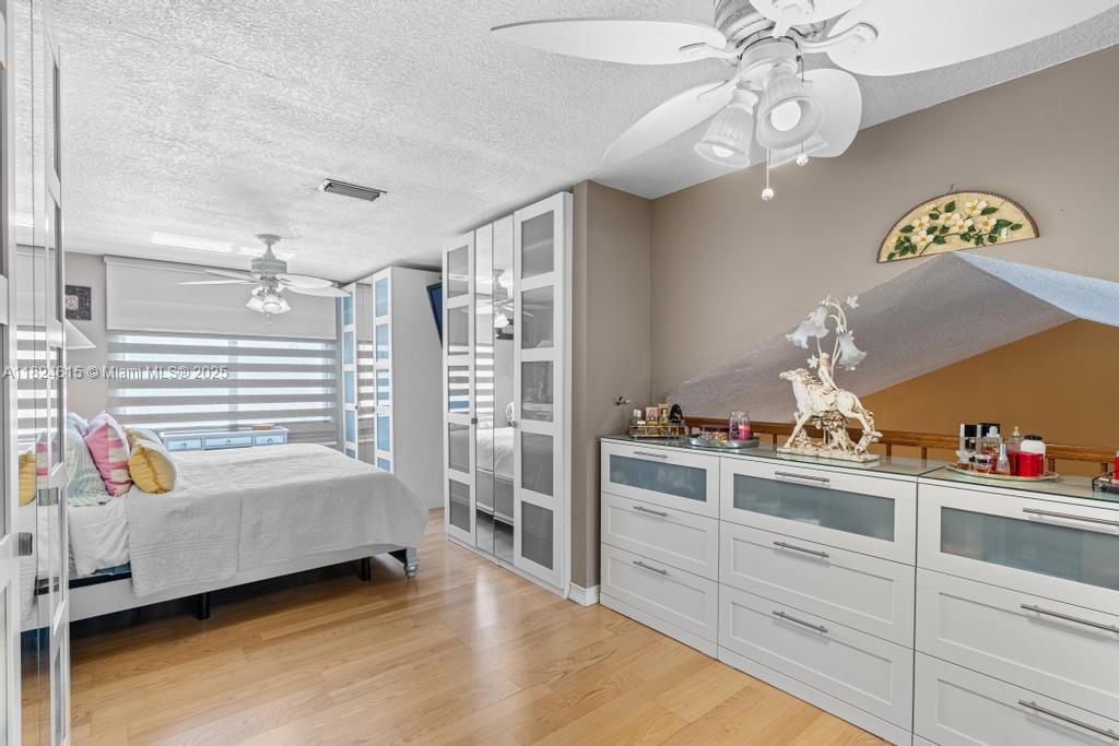 VALENCIA TOWNHOMES - Residential