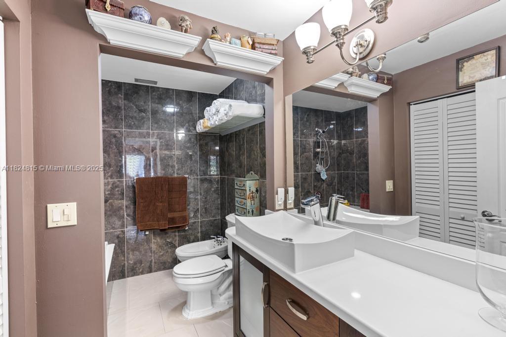 VALENCIA TOWNHOMES - Residential