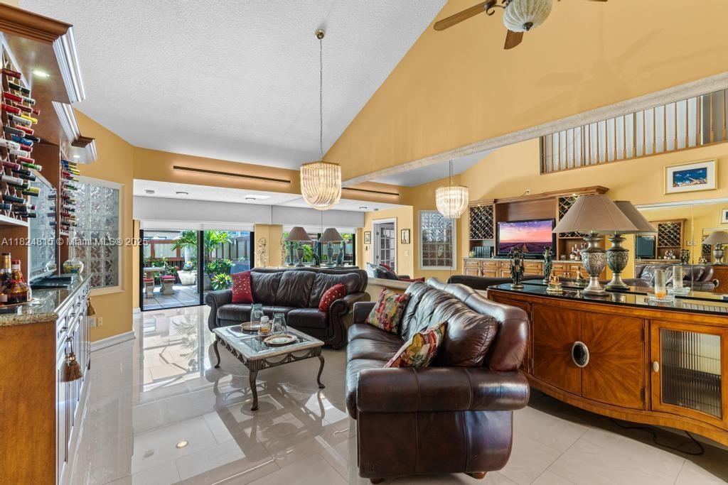 VALENCIA TOWNHOMES - Residential