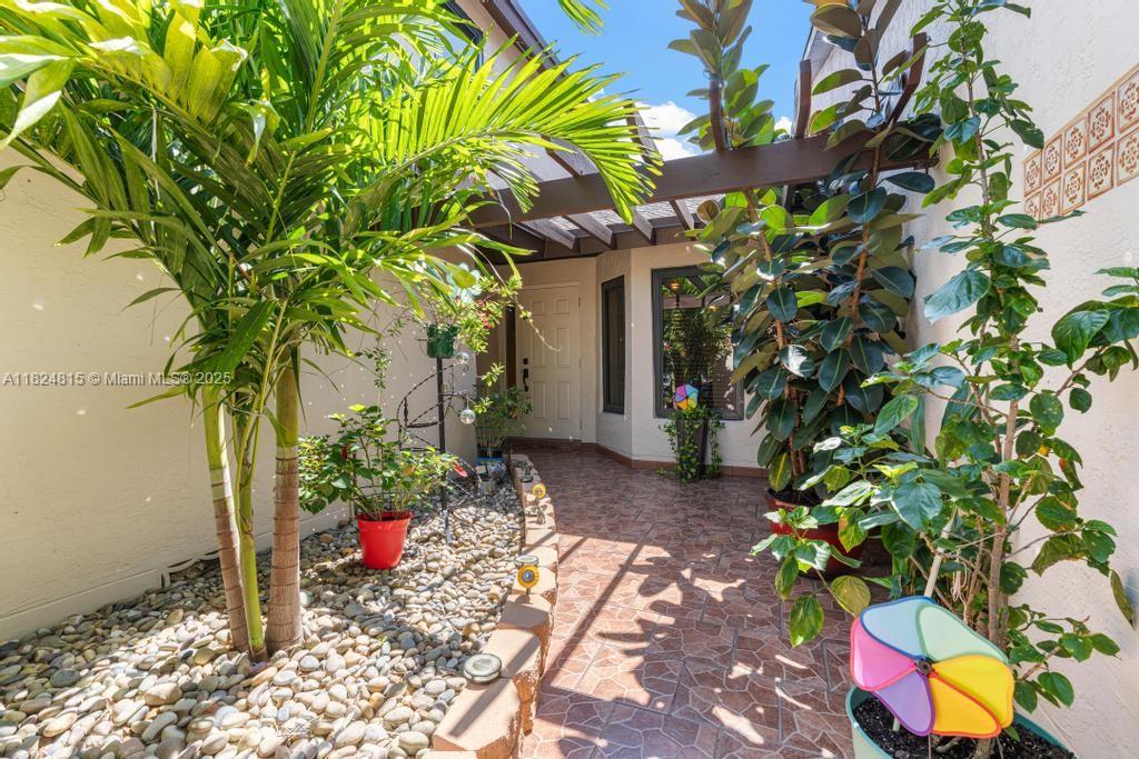 VALENCIA TOWNHOMES - Residential