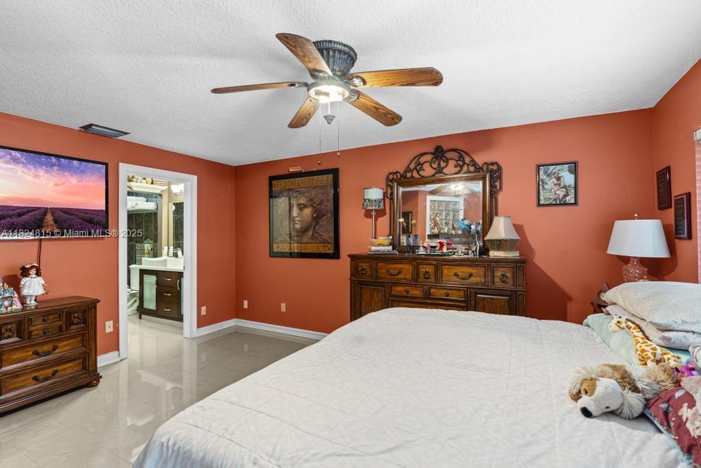 VALENCIA TOWNHOMES - Residential