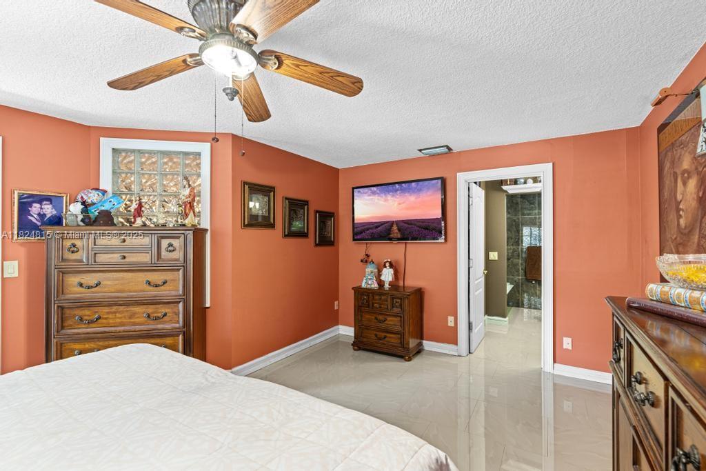 VALENCIA TOWNHOMES - Residential