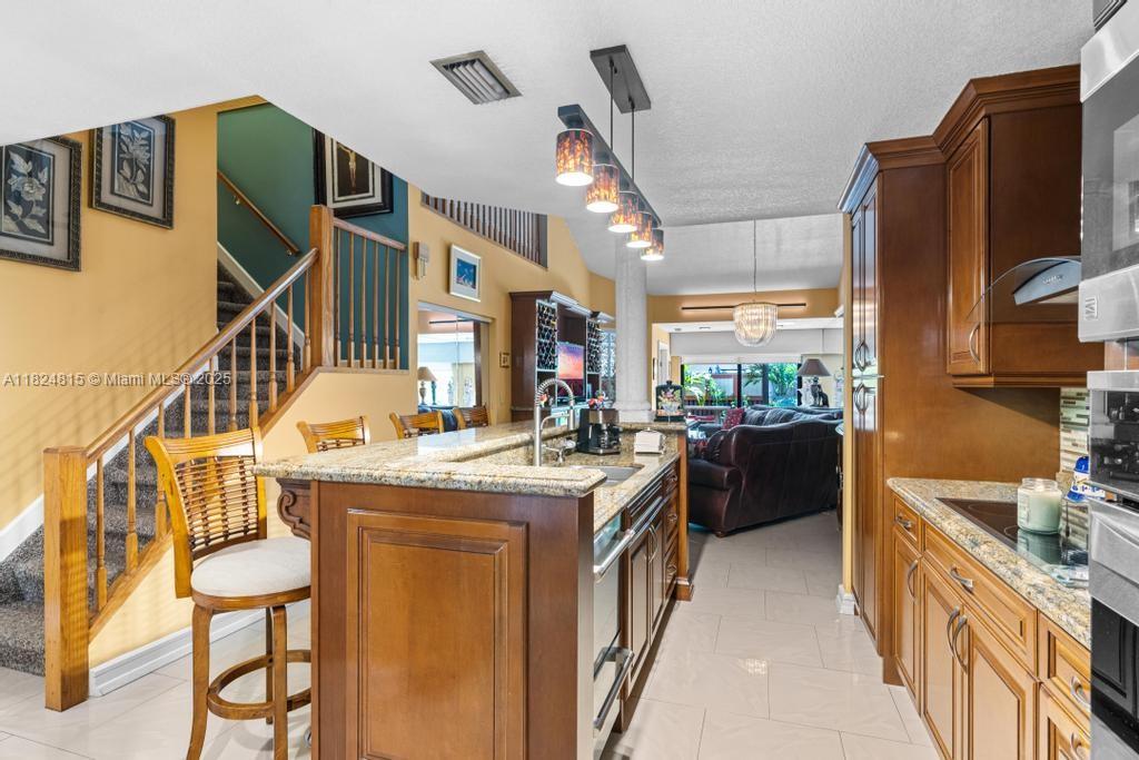 VALENCIA TOWNHOMES - Residential