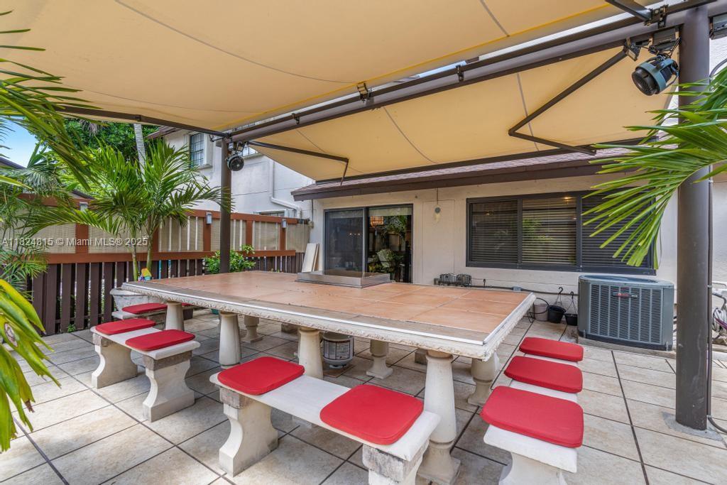 VALENCIA TOWNHOMES - Residential