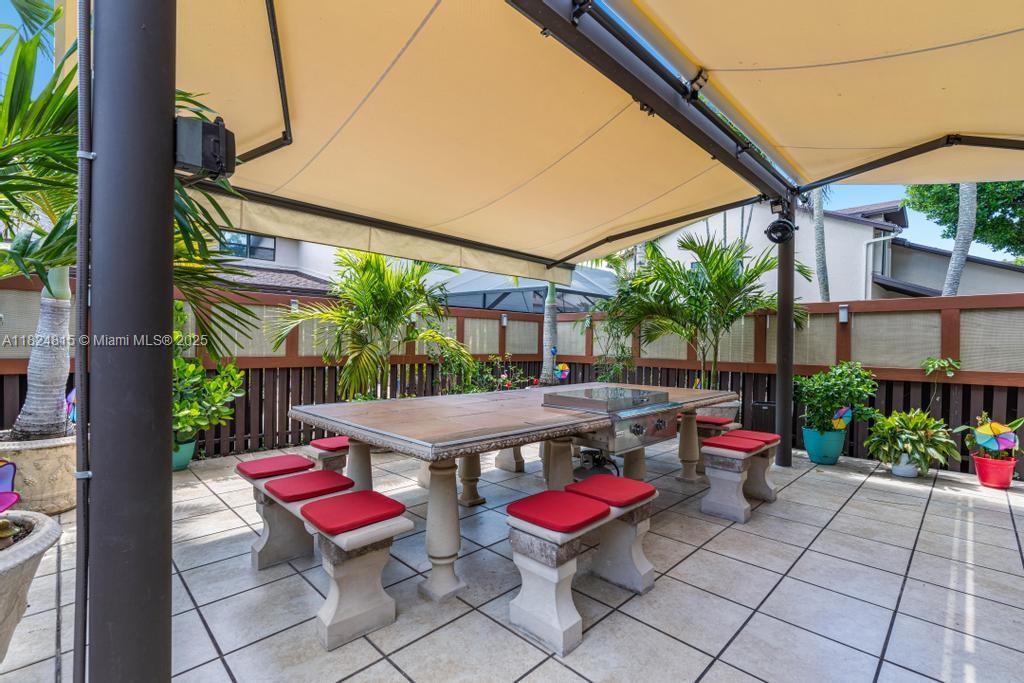 VALENCIA TOWNHOMES - Residential