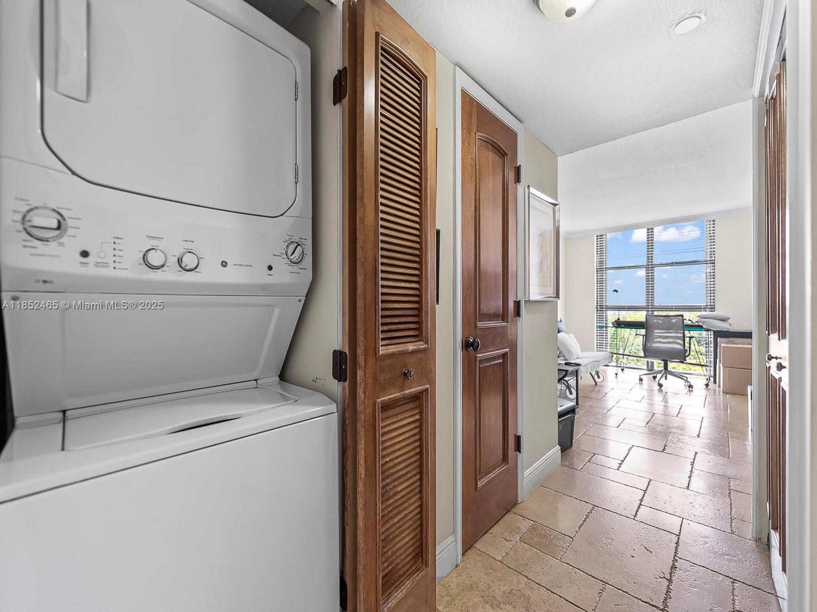 TOWERS OF QUAYSIDE CONDO - Residential