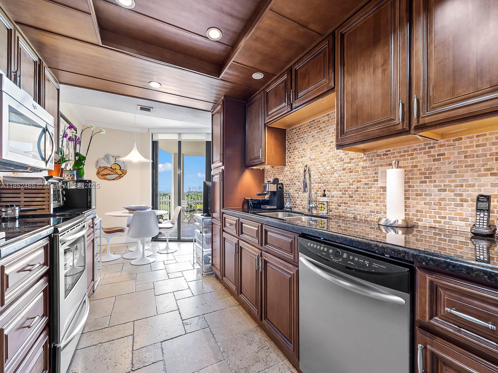 TOWERS OF QUAYSIDE CONDO - Residential