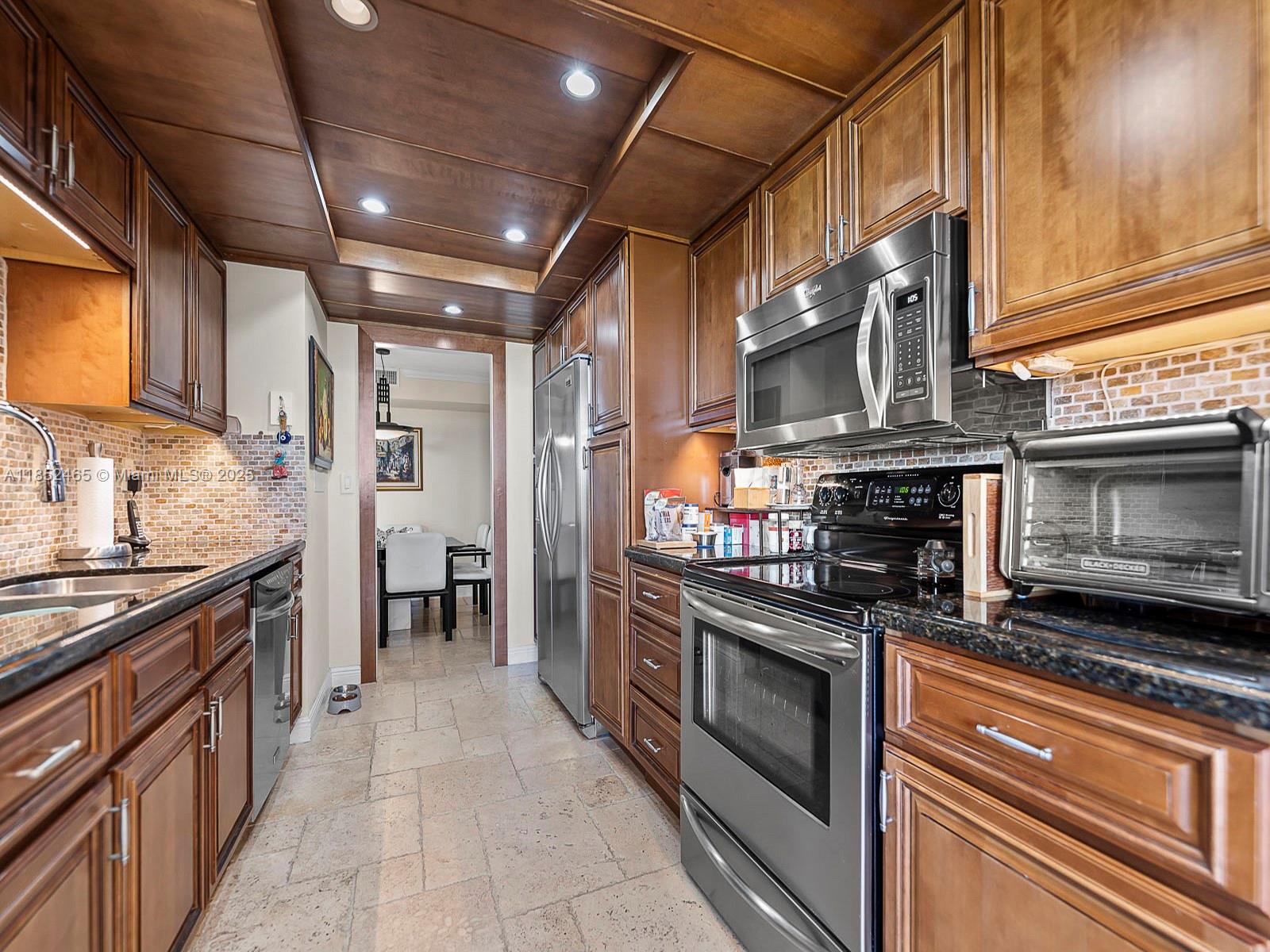 TOWERS OF QUAYSIDE CONDO - Residential