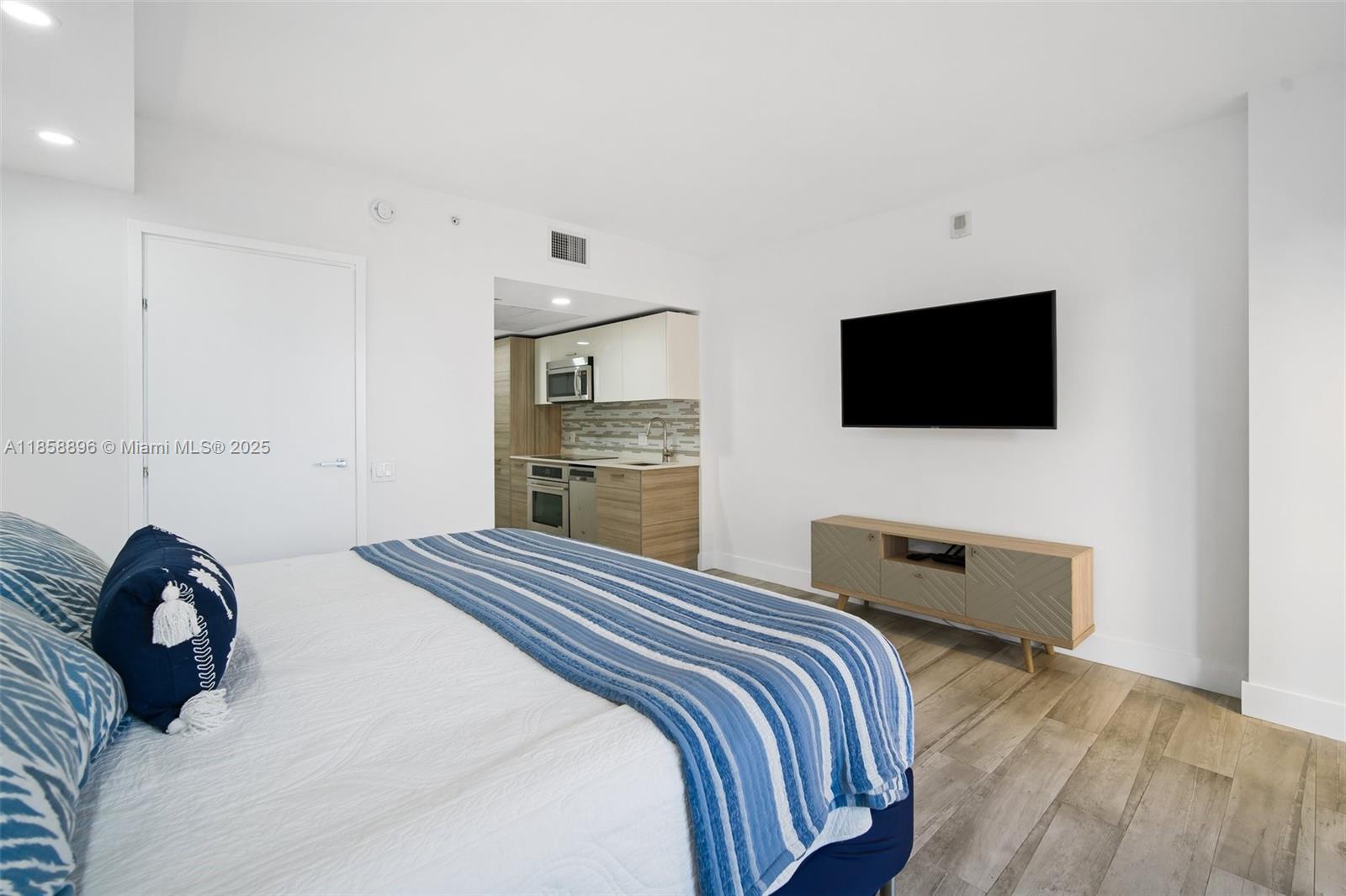 1300 Brickell Bay Dr 905