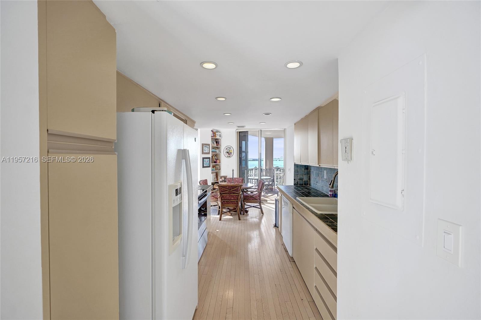 TOWERS OF QUAYSIDE CONDO - Residential