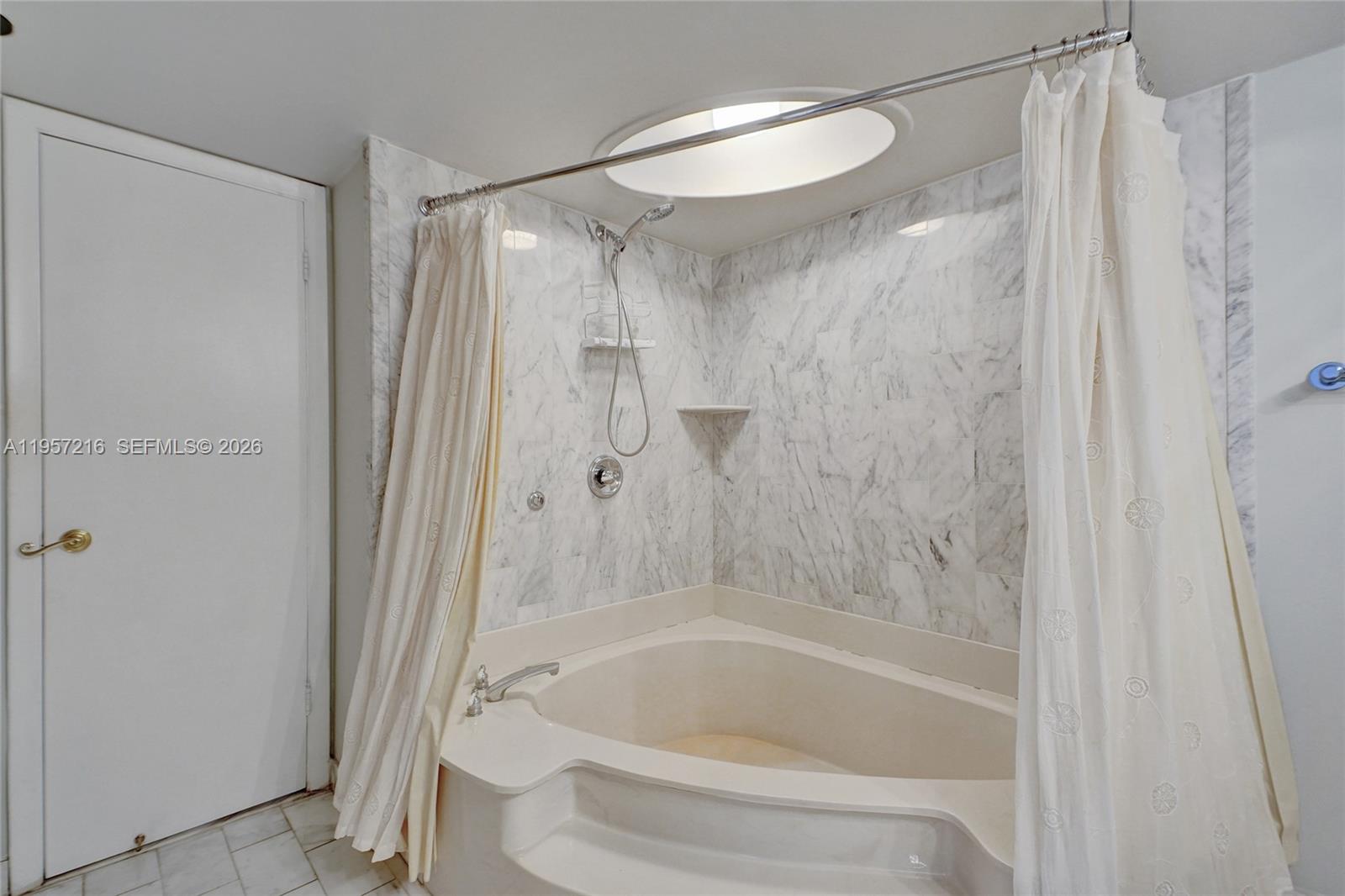 TOWERS OF QUAYSIDE CONDO - Residential