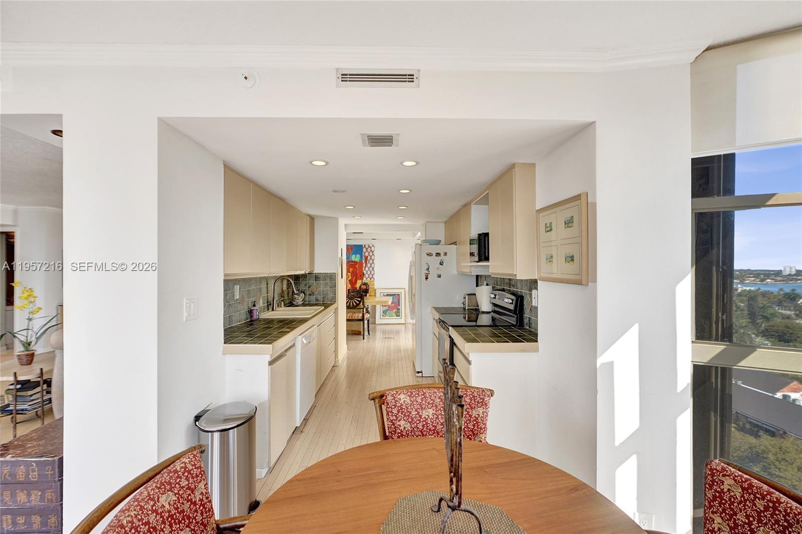 TOWERS OF QUAYSIDE CONDO - Residential