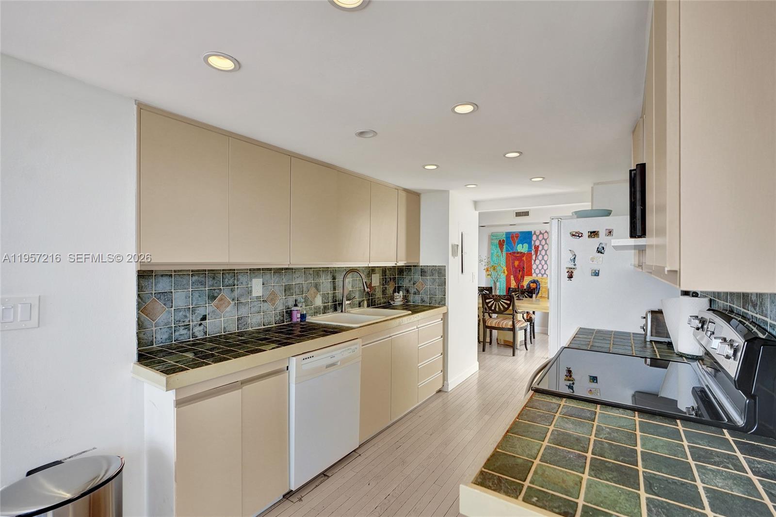 TOWERS OF QUAYSIDE CONDO - Residential