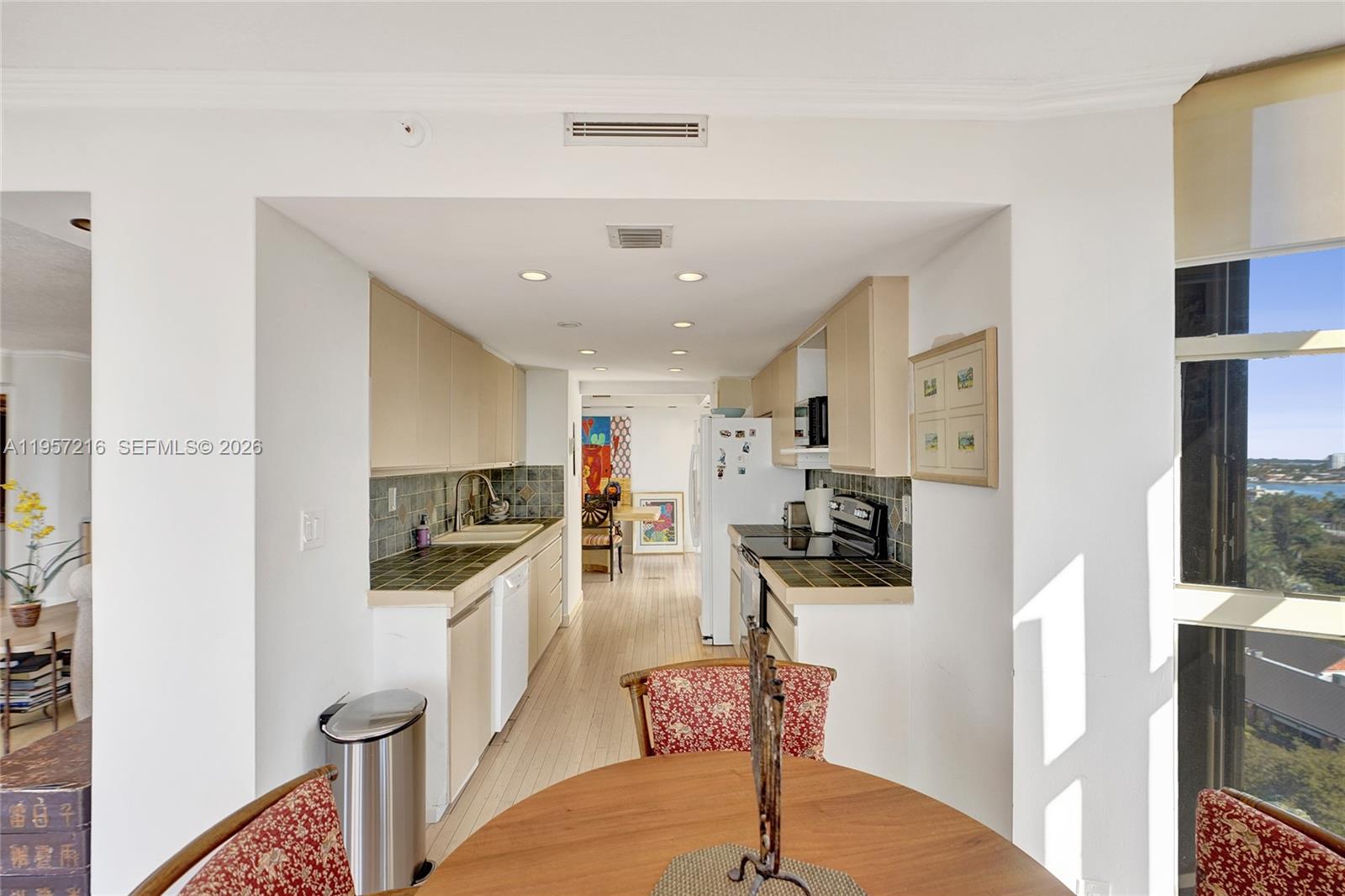 TOWERS OF QUAYSIDE CONDO - Residential