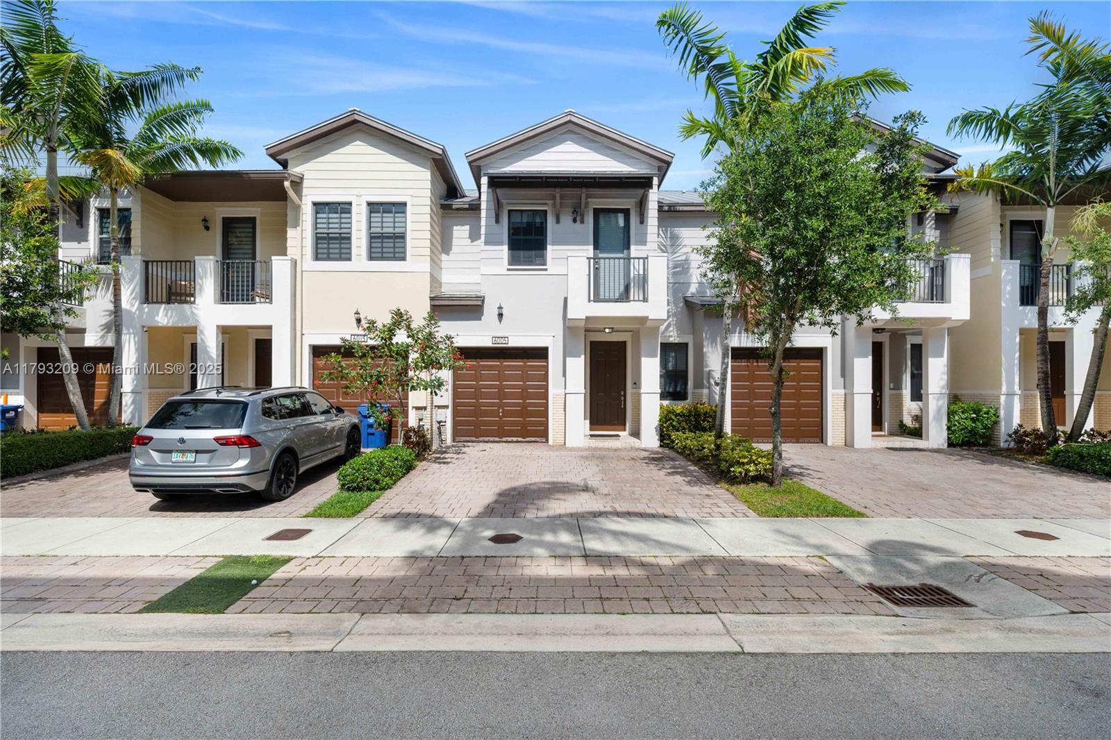 6005 Nw 104th Path 6005, Doral, Miami-Dade County, Florida - 4 Bedrooms  
3 Bathrooms - 