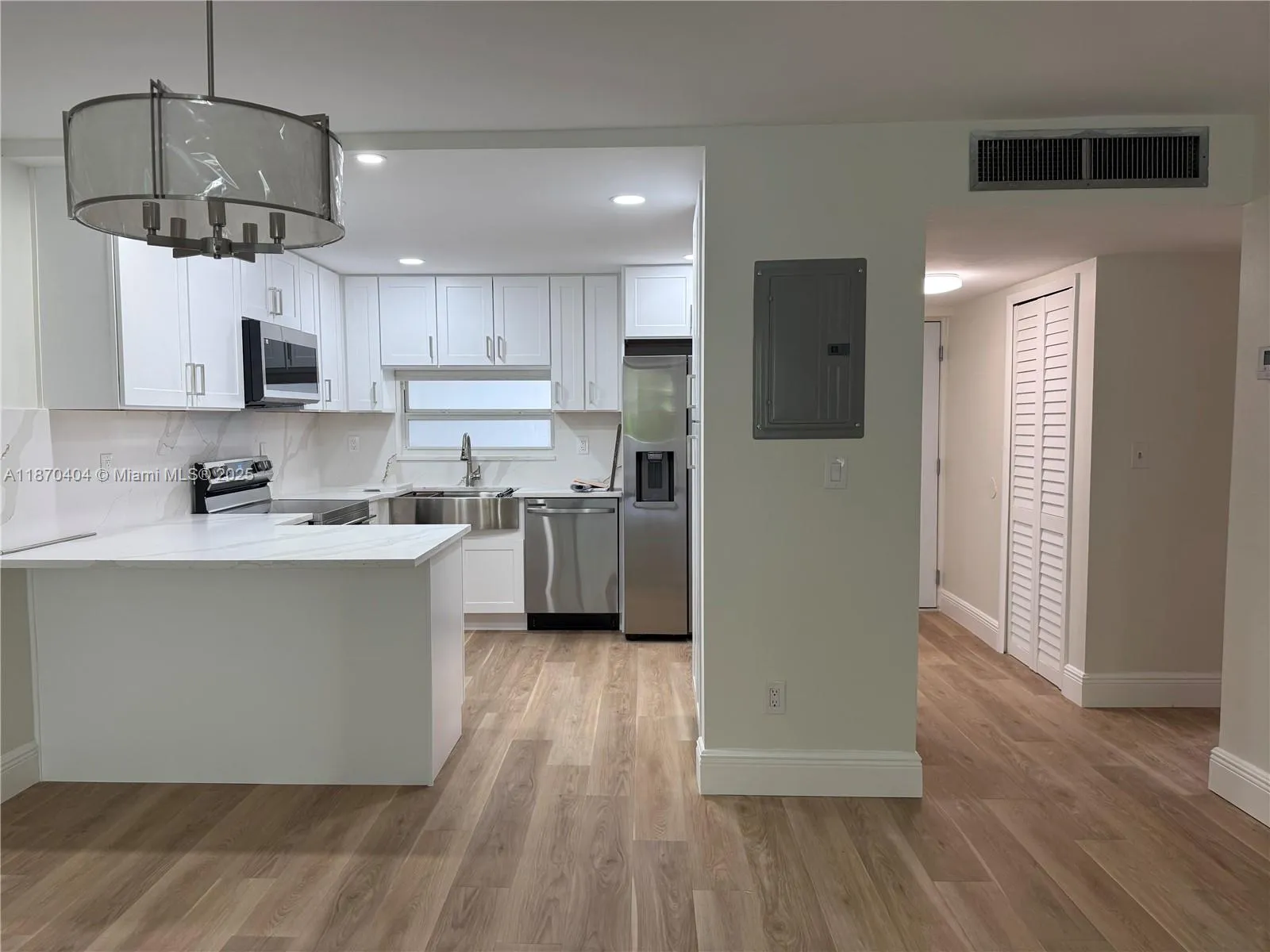 Key Biscayne, Florida 33149, United States, 2 Bedrooms Bedrooms, ,2 BathroomsBathrooms,Residential,Active,202199