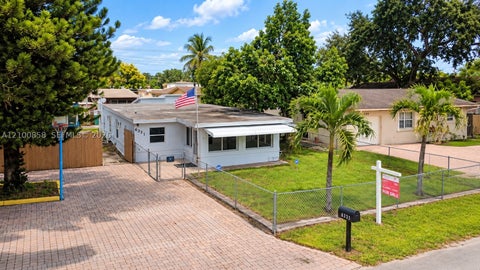 Photo of 6331 Taylor St, Hollywood, FL 33024 (MLS # A12100858)