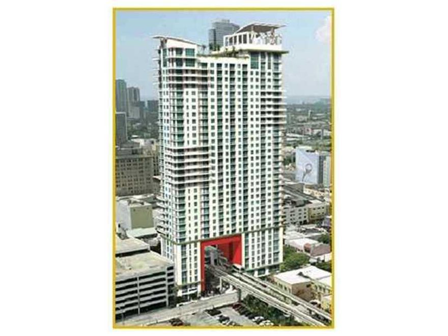 Live in the best Location Downtown has to offer!! Beautiful 1/1 Loft with 10ft ceiling, S.S GE Appliances,Roman Tub,Washer/Dryer inside the unit, Hurricane resistant windows,Balcony,Terrazzo counter top,Italian designed cabinetry. Building features: Conci erge service, Secured elevator, Free WIFI in common area, Rooftop Pool/Sauna/Jacuzzi/Gym. Club Room with Pool Table, and easy access to Metro Mover right under the building. EASY SHOWING!! Call is on Lock Box!!