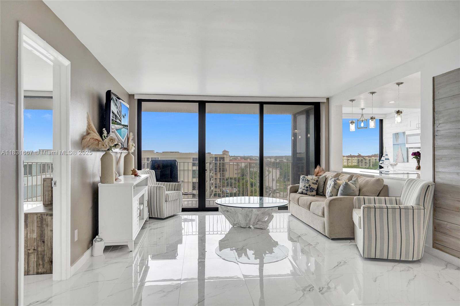 3590 S Ocean Blvd 809, South Palm Beach, FL, 33480/$589,000 4 3590 S Ocean Blvd 809