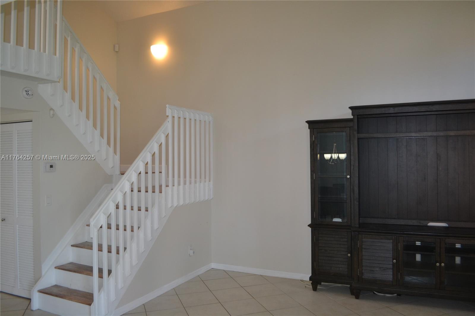 1537 E Lake Ct