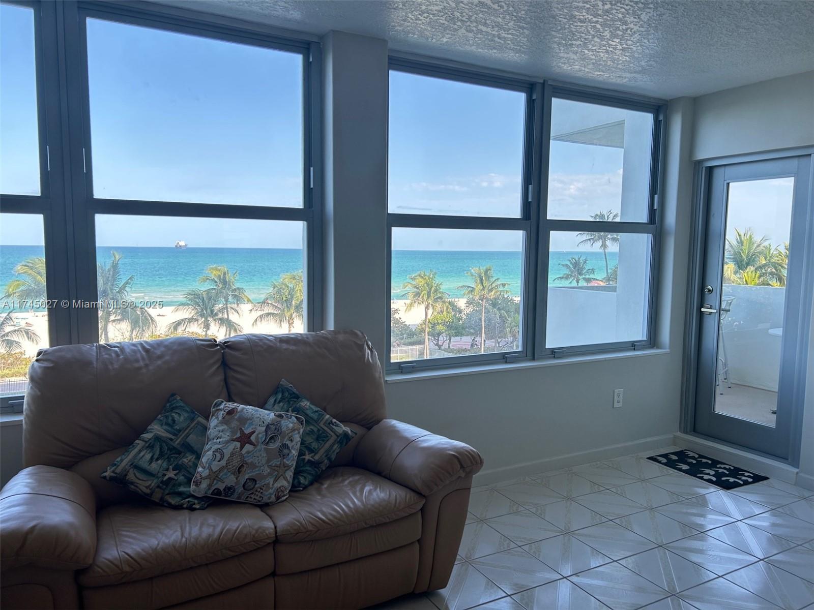 2899 Collins Ave 639