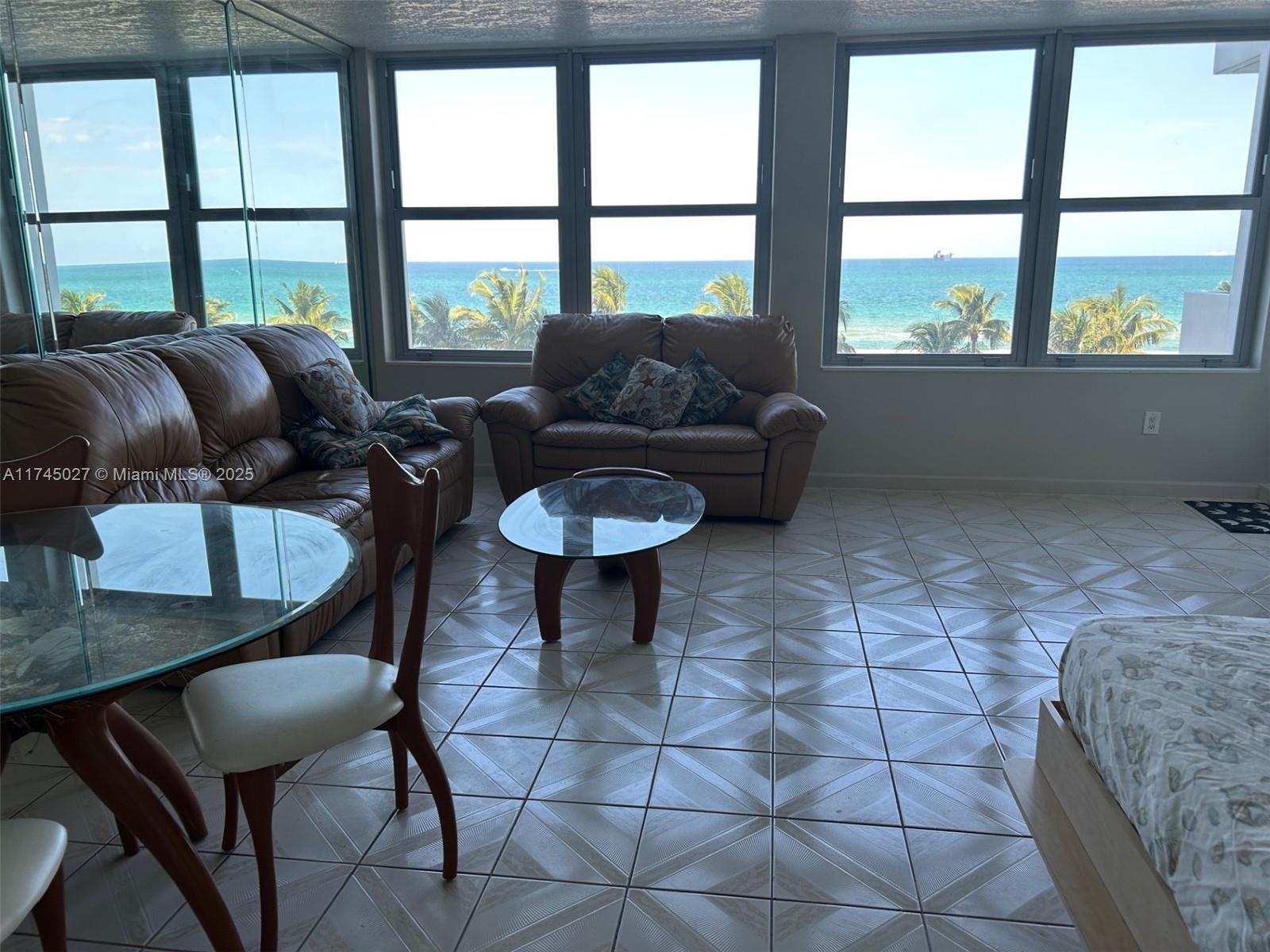 2899 Collins Ave 639
