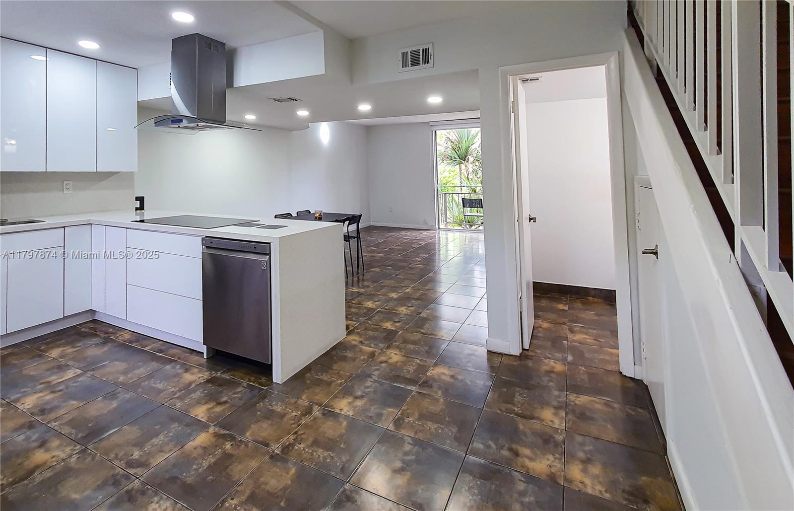 1655 NE 115th St 28B