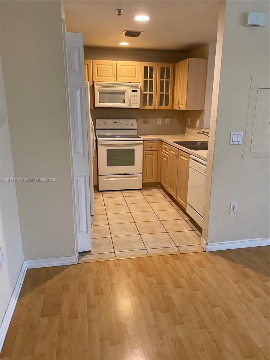 THE COURTS AT DORAL ISLES - Residential Lease