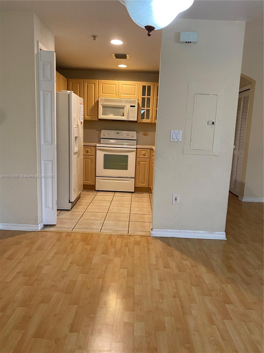 THE COURTS AT DORAL ISLES - Residential Lease