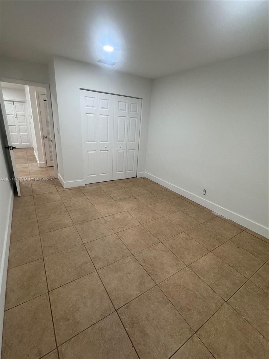 Recently updated 2-bedroom, 1-bath apartment in the heart of Oakland Park. Features remodeled kitchen and bathroom, fresh paint, tile floors, and central A/C. Water is included in rent. Pet-friendly building! Conveniently located near I-95, shopping centers, and restaurants. Fast approval – move-in ready