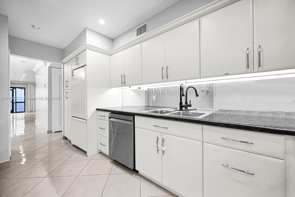 EMERALD HILLS C C APTS CO - Residential