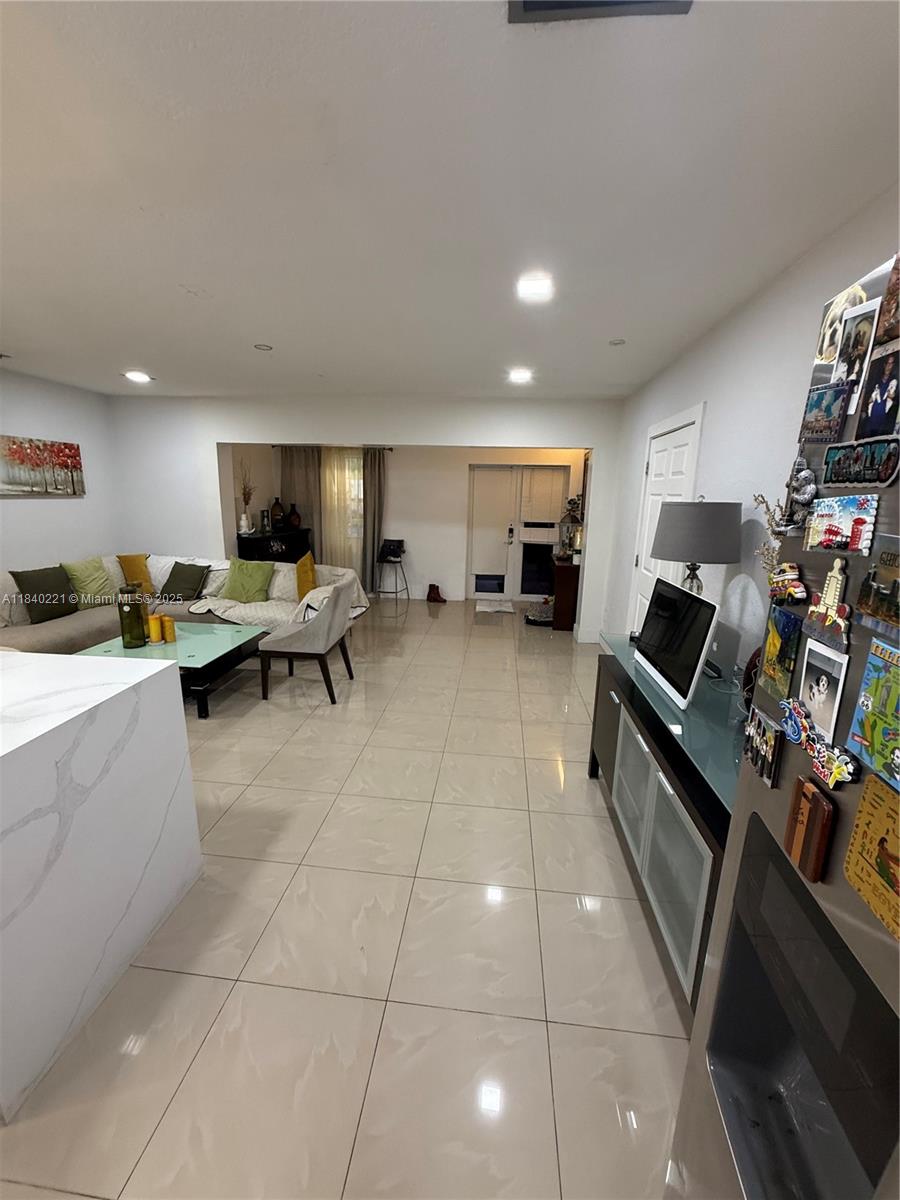 BISCAYNE HIGHLANDS - Residential