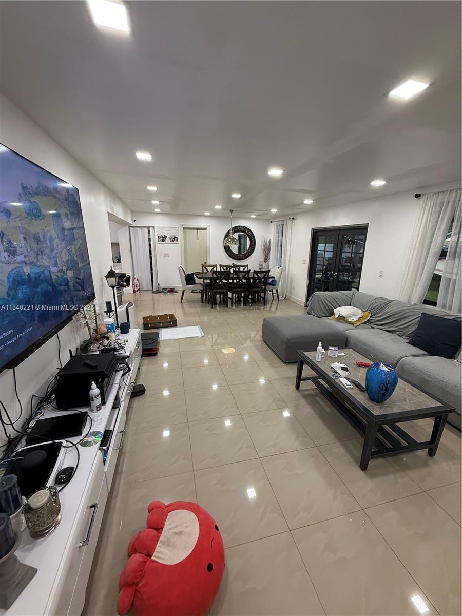 BISCAYNE HIGHLANDS - Residential